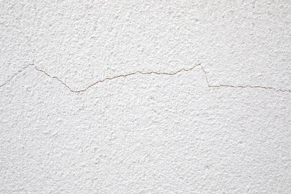 Fissure dans un mur blanc — Photo