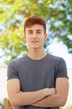 Arka plan yeşil bitkiler ile bir parkta Çekici genç adam