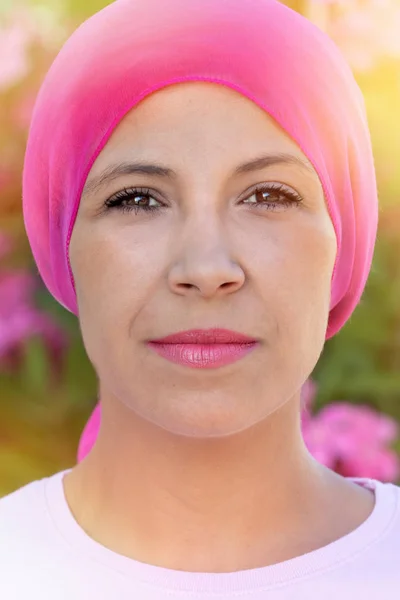 Frau Mit Rosa Schal Auf Dem Kopf Krebsbewusstsein — Stockfoto