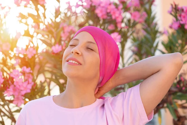 Donna Con Una Sciarpa Rosa Sulla Testa Consapevolezza Del Cancro — Foto Stock