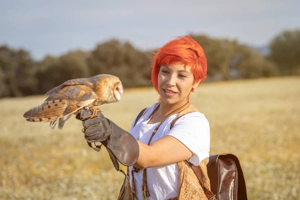 Mujer Pelirroja Con Búho Blanco Brazo Campo Fotos de stock libres de derechos