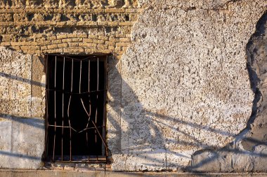 Terk edilmiş bir evin yıkılmış penceresi