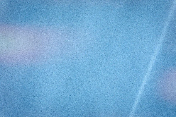 飛行機の白いストライプの痕跡を持つ青い空 — ストック写真
