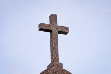 Bir kilisenin üst kısmında granit haç