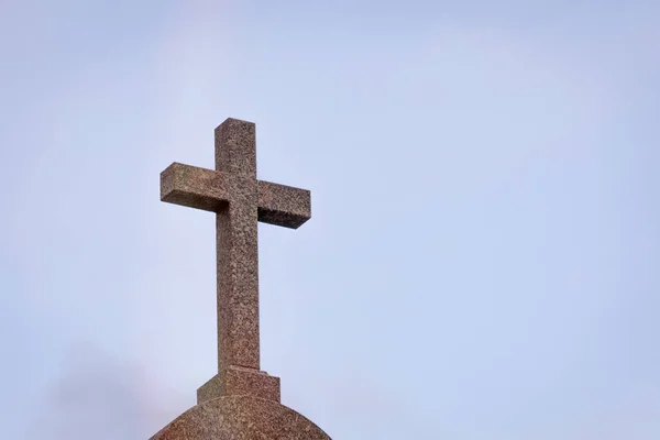 Croce Granito Sulla Cima Una Chiesa — Foto Stock