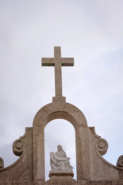 Croce Granito Sulla Cima Una Chiesa — Foto Stock