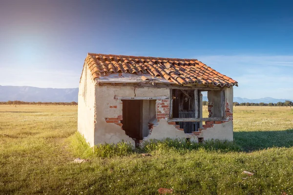Невеликий старий будинок з дахом зруйнувався — стокове фото