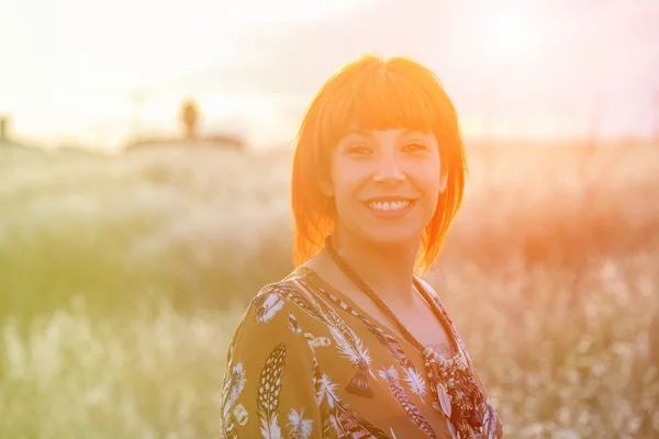 Donna Attraente Con Una Giornata Sole Godendo Natura Una Campagna — Foto Stock