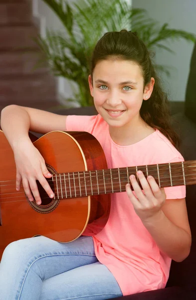 Giovane Ragazza Che Suona Chitarra Sul Divano Casa Foto Stock Royalty Free