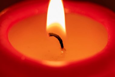 Kırmızı Noel mumu. Tatil için dekorasyon