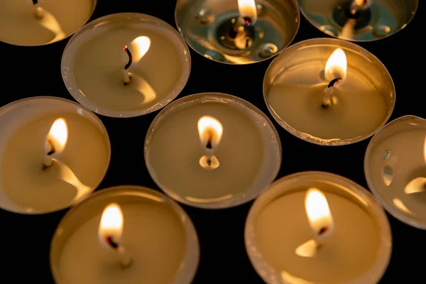 Vele Kleine Brandende Kaarsen Een Houten Ondergrond — Stockfoto