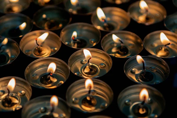 Vele Kleine Brandende Kaarsen Een Houten Ondergrond — Stockfoto