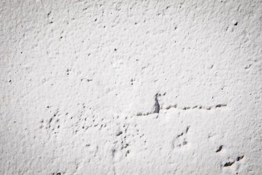 Çimento tuğla yüzeyi ile beyaz bir duvar crack