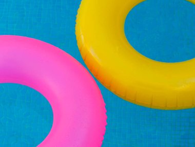 Kristal berraklığında su havuzunda renkli yüzer