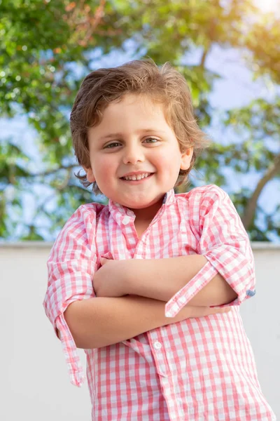 Bambino Felice Con Camicia Rosa Che Gioca Giardino — Foto Stock