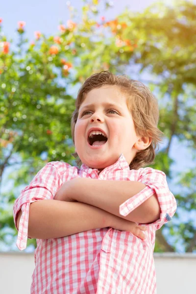 Glückliches Kind Mit Rosa Hemd Spielt Garten — Stockfoto