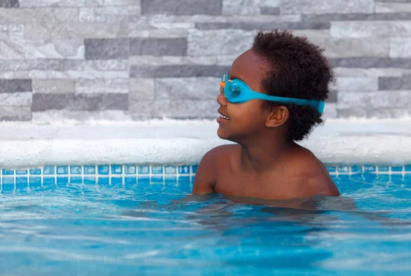 Criança Africana Com Manga Laranja Flutua Piscina — Fotografia de Stock