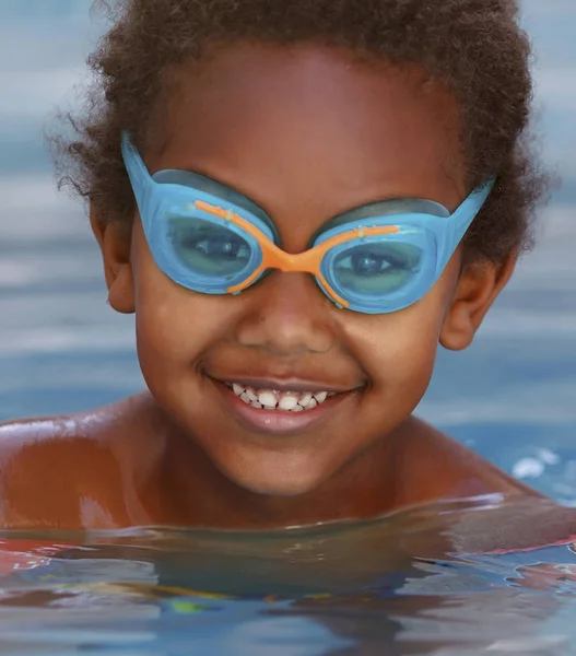 Niña Africana Con Mangas Anaranjadas Flota Piscina —  Fotos de Stock