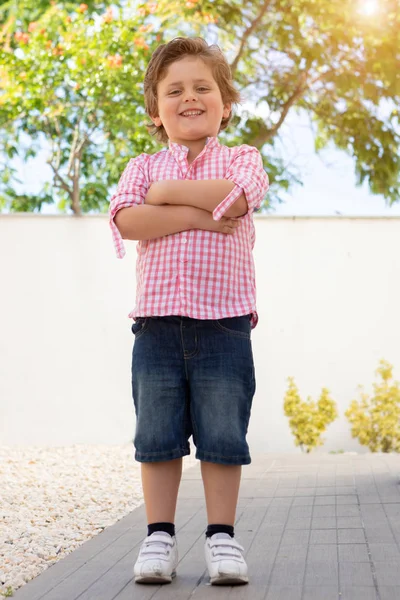 Niño Feliz Con Camisa Rosa Jugando Jardín —  Fotos de Stock