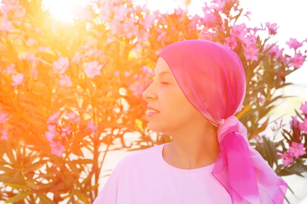Donna Con Una Sciarpa Rosa Sulla Testa Consapevolezza Del Cancro — Foto Stock