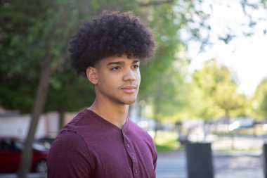 sokakta afro saç modeli ile erkek genç