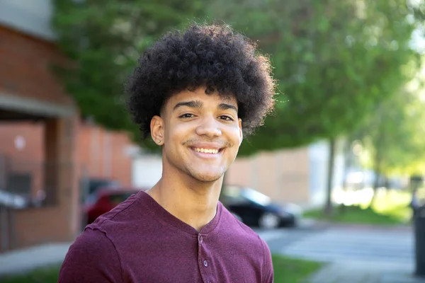 Adolescente Maschio Con Acconciatura Afro Sulla Strada — Foto Stock