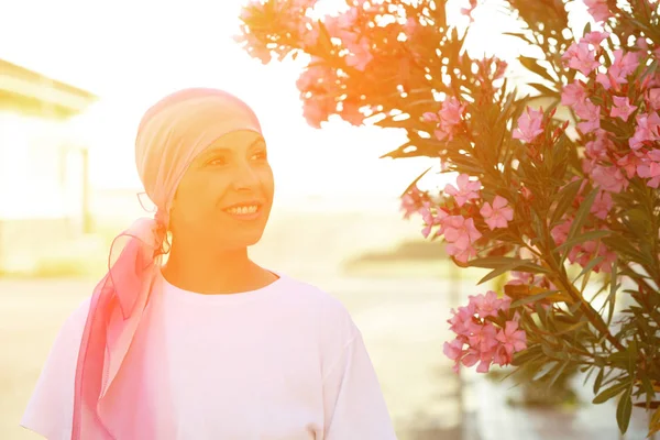 Kvinna med rosa halsduk på huvudet — Stockfoto