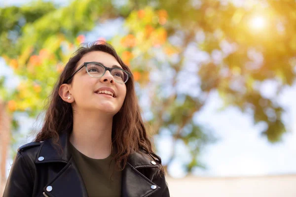 Teenager s černou kazajkou — Stock fotografie