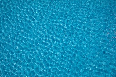 Mavi havuzda temiz su 