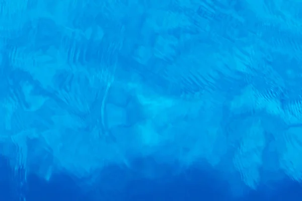Rent vatten i en blå bassäng — Stockfoto