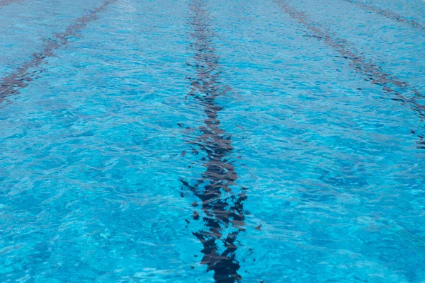 Acqua pulita in una piscina blu — Foto Stock
