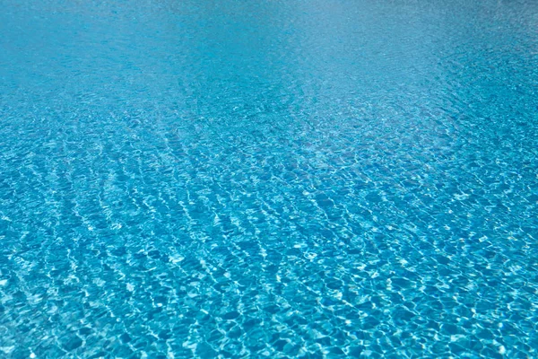 Eau propre dans une piscine bleue — Photo