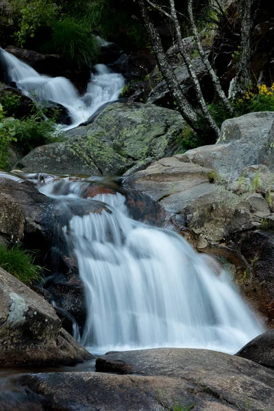 Bella cascata e grandi rocce — Foto Stock