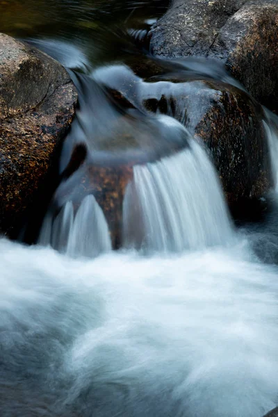 Schöner Wasserfall und große Felsen — Stockfoto