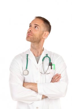 Beyaz bir arka plan üzerinde izole beyaz bir elbise giyen pensive genç doktor