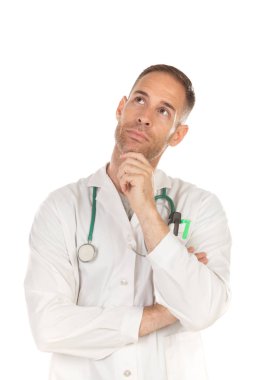 Beyaz bir arka plan üzerinde izole beyaz bir elbise giyen pensive genç doktor
