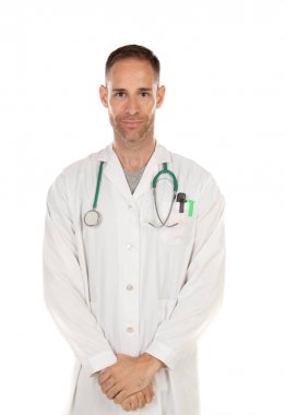 Beyaz bir elbise giyen ve beyaz arka planda stetoskop ile genç doktor