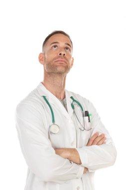 Beyaz bir arka plan üzerinde izole beyaz bir elbise giyen pensive genç doktor