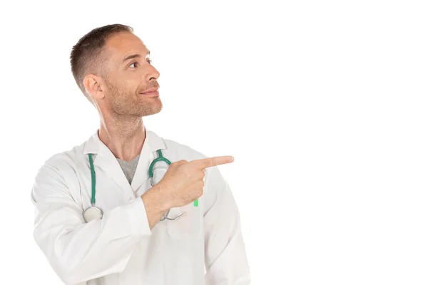 Νεαρός Γιατρός Δείχνοντας Κάτι Δάχτυλό Του Απομονωμένο Λευκό Φόντο — Φωτογραφία Αρχείου