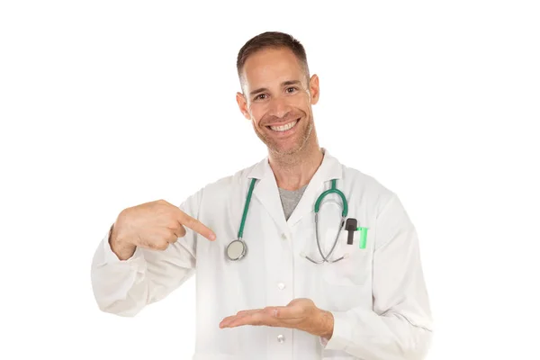 Jovem Médico Apontando Algo Com Dedo Isolado Fundo Branco — Fotografia de Stock