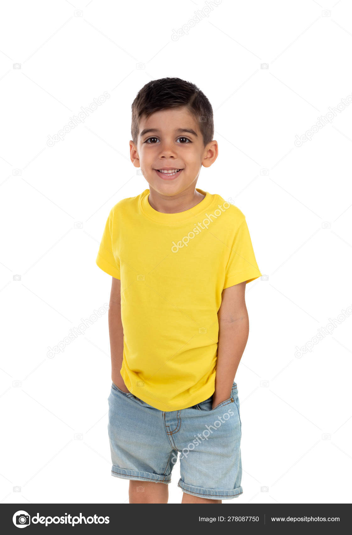 Adorable niño latino weraring una camiseta amarilla aislado sobre