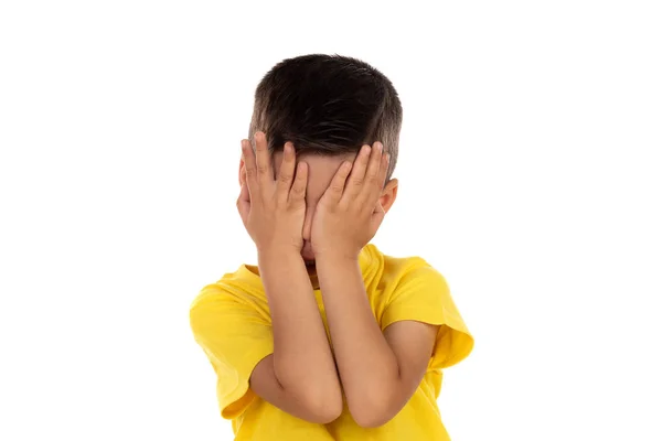 Niño enojado con camiseta amarilla —  Fotos de Stock