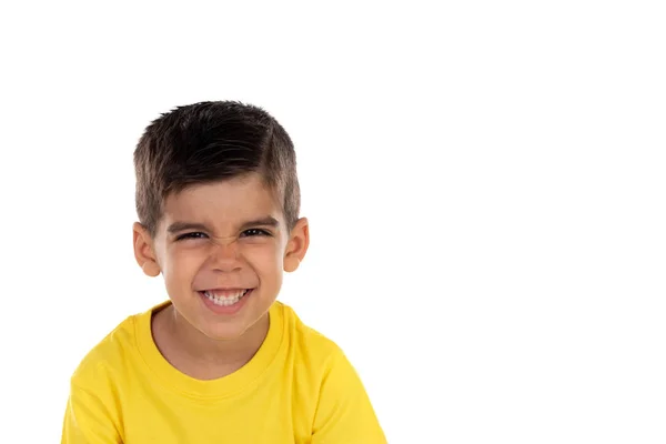 Glückliches dunkles Kind mit gelbem T-Shirt — Stockfoto
