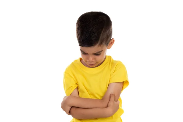Zły dziecko z żółtym t-shirt — Zdjęcie stockowe