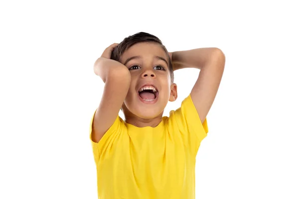 Förvånad barn med gul t-shirt — Stockfoto