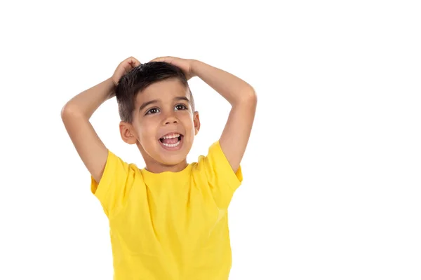 Sarı tişört ile sürpriz çocuk — Stok fotoğraf