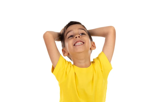 노란색 티셔츠로 놀된 아이 — 스톡 사진