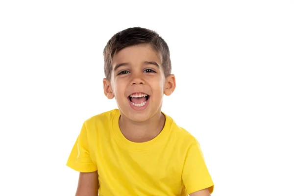 Glückliches dunkles Kind mit gelbem T-Shirt — Stockfoto