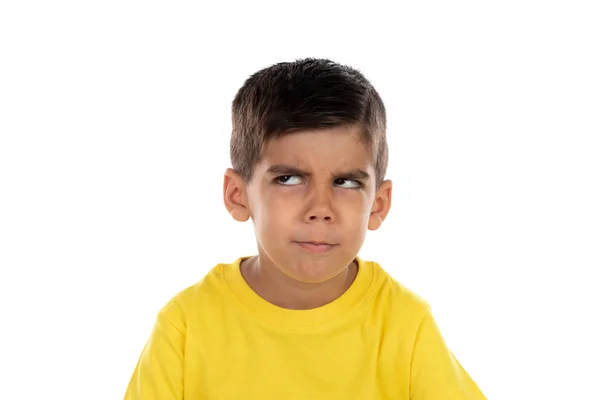 Fundersam barn med gul t-shirt — Stockfoto