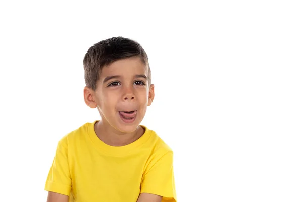 Criança escura feliz com camiseta amarela — Fotografia de Stock